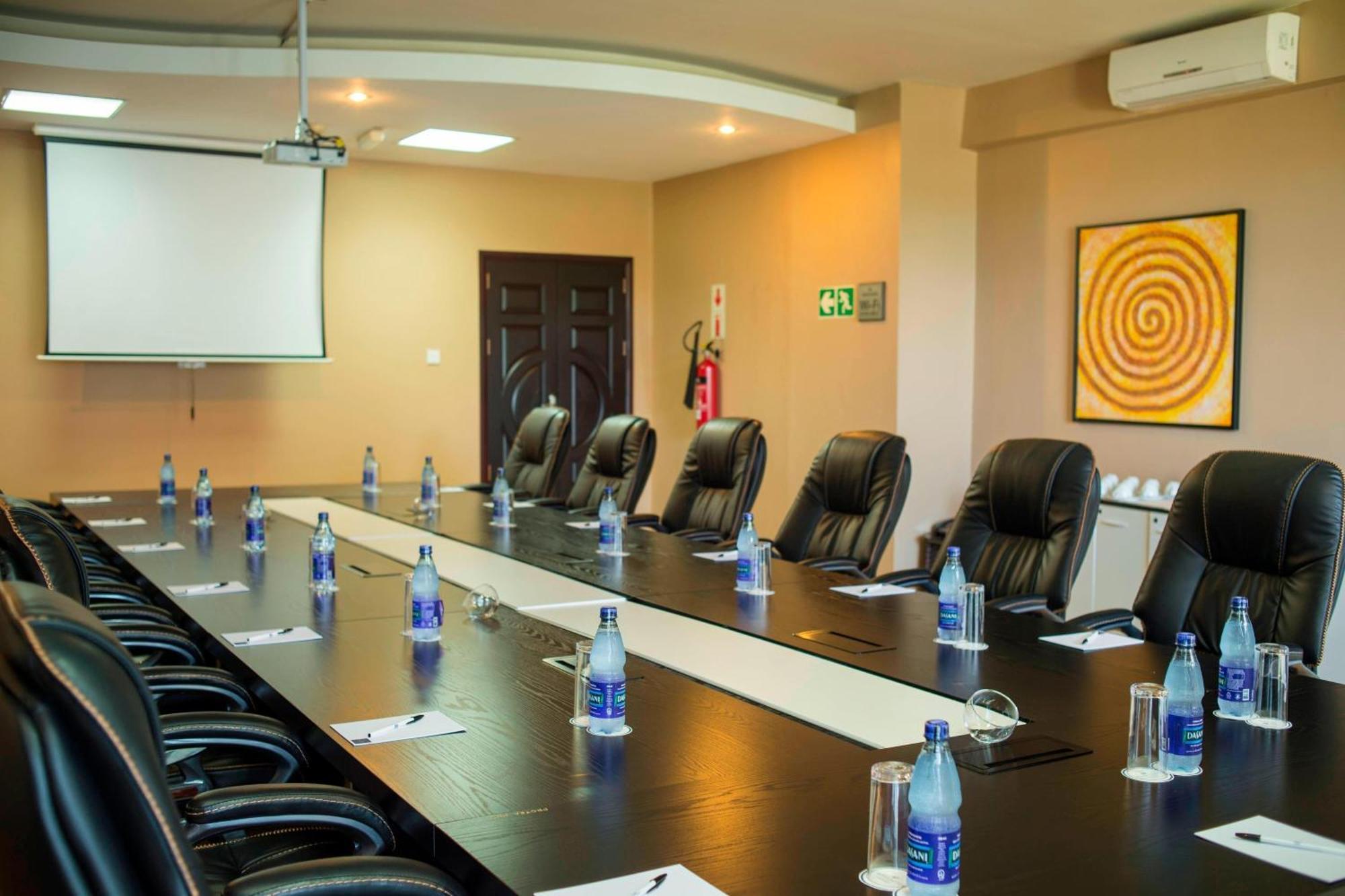 Protea Hotel By Marriott Entebbe Buitenkant foto