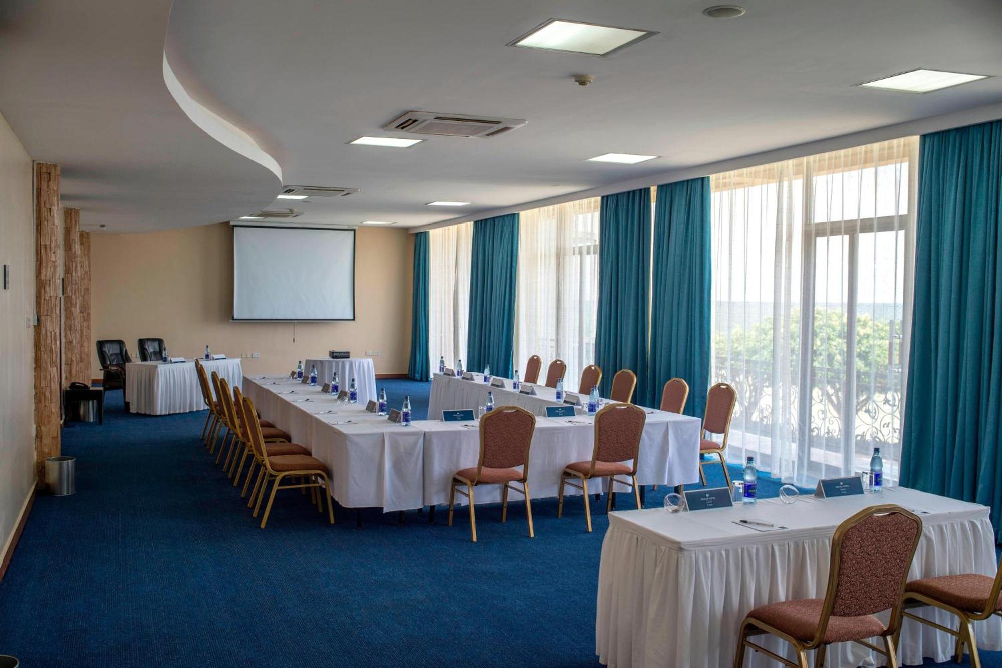 Protea Hotel By Marriott Entebbe Buitenkant foto