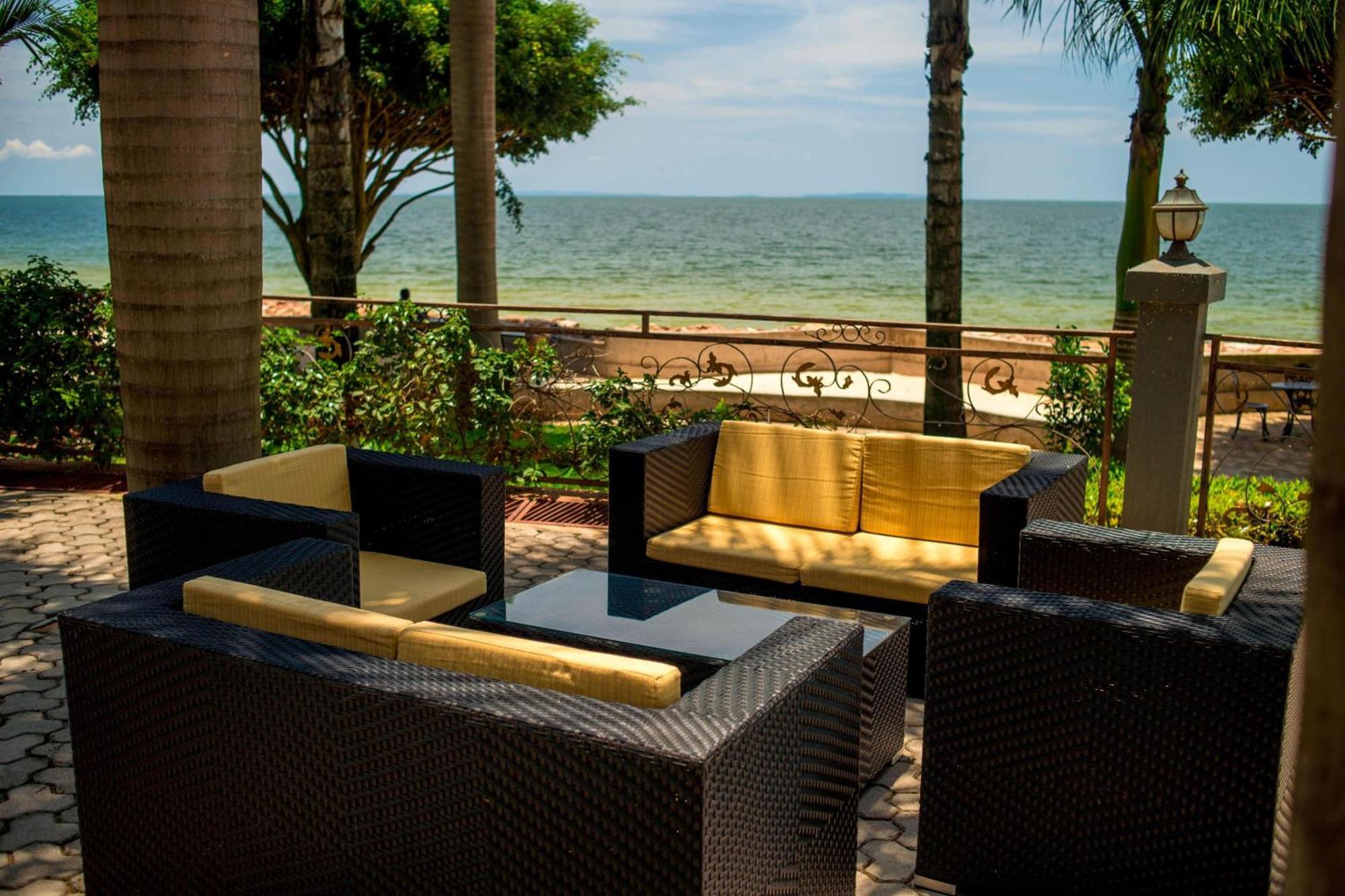 Protea Hotel By Marriott Entebbe Buitenkant foto